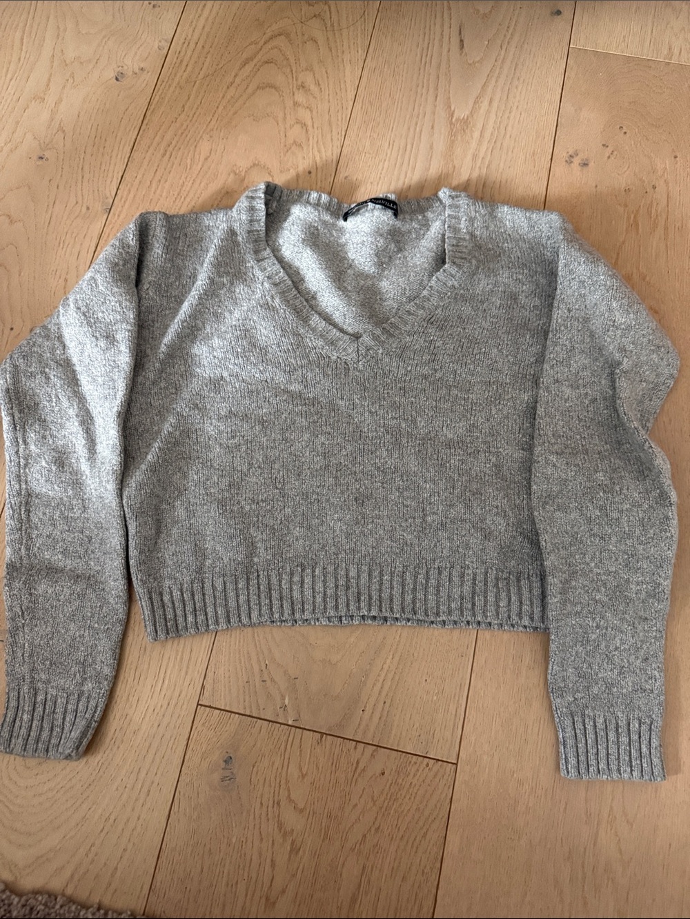Brandy Melville Light Gray V-Neck Cropped Sweater
